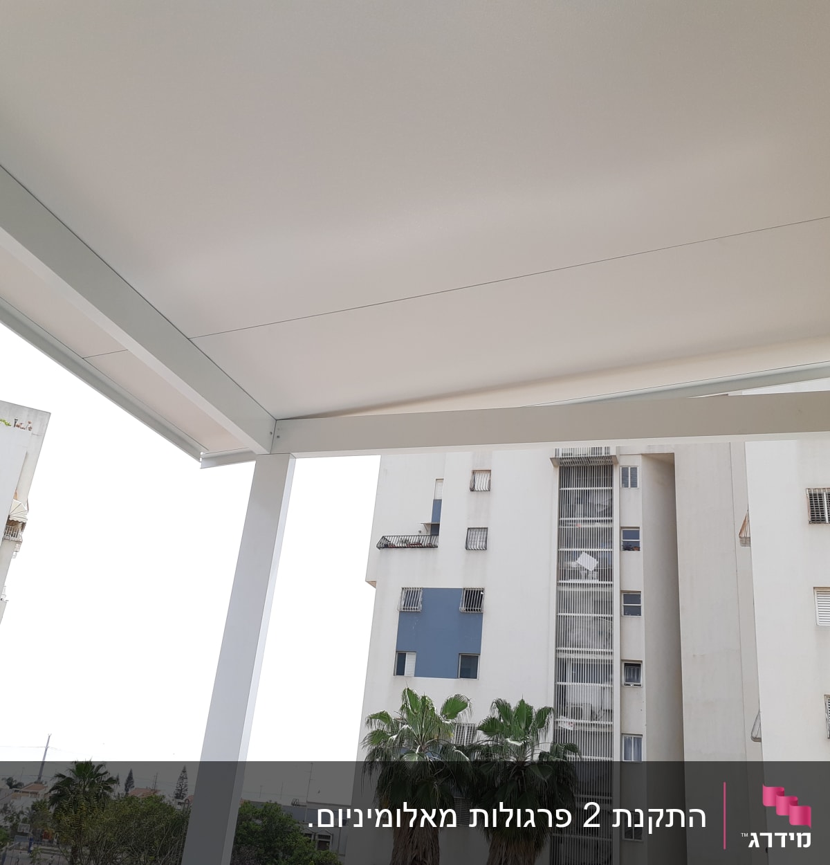 התקנת 2 פרגולות מאלומיניום.